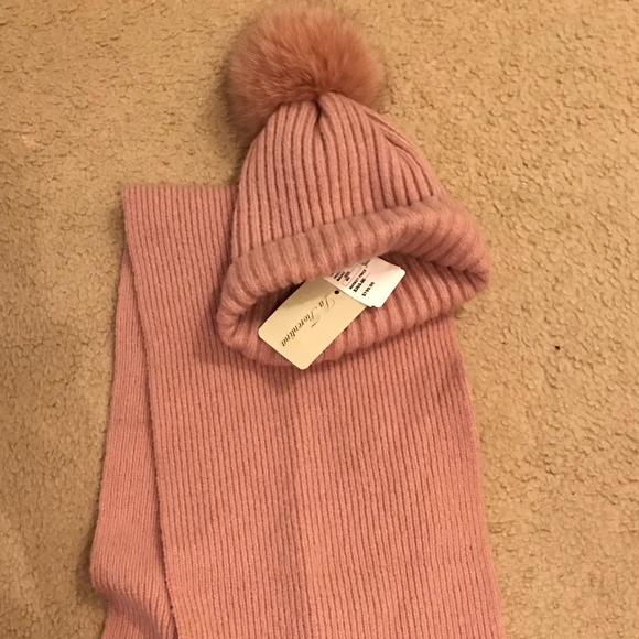 LA FIORENTINA 2-PIECE DYED FOX FUR HAT AND SCARF